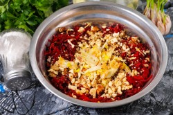 Свекла с чесноком и грецким орехом - шаг 4