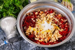 Свекла с чесноком и грецким орехом - шаг 5