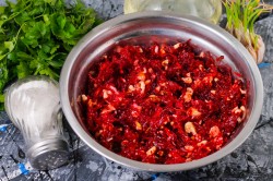 Свекла с чесноком и грецким орехом - шаг 6
