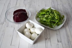 Свекольный салат с моцареллой и рукколой - шаг 1