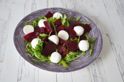 Свекольный салат с моцареллой и рукколой - шаг 7