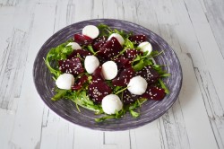 Свекольный салат с моцареллой и рукколой - шаг 8