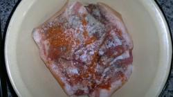 Свиные ребрышки с картошкой и чесноком в духовке - шаг 2 Свиные ребрышки с картошкой и чесноком в духовке - шаг 2