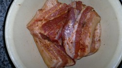 Свиные ребрышки с картошкой и чесноком в духовке - шаг 3 Свиные ребрышки с картошкой и чесноком в духовке - шаг 3