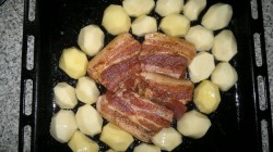 Свиные ребрышки с картошкой и чесноком в духовке - шаг 7 Свиные ребрышки с картошкой и чесноком в духовке - шаг 7