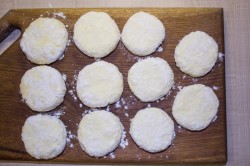 Сырники классические творожные жареные - шаг 11