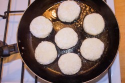 Сырники классические творожные жареные - шаг 12