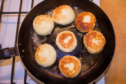 Сырники классические творожные жареные - шаг 13
