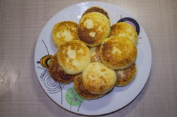 Сырники классические творожные жареные - шаг 14