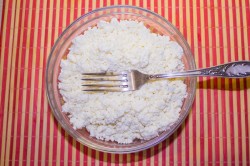 Сырники классические творожные жареные - шаг 2