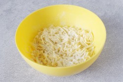 Сырные лепешки в духовке - шаг 2 Сырные лепешки в духовке - шаг 2