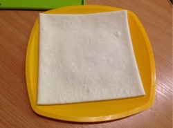 Сырные палочки из слоеного теста - шаг 1