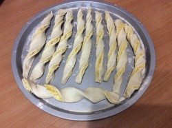 Сырные палочки из слоеного теста - шаг 7