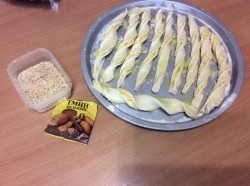 Сырные палочки из слоеного теста - шаг 8