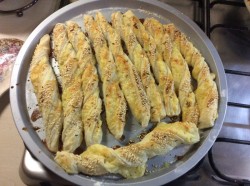 Сырные палочки из слоеного теста - шаг 10