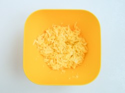 Сырные шарики на сковороде - шаг 4