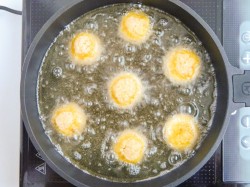 Сырные шарики на сковороде - шаг 8