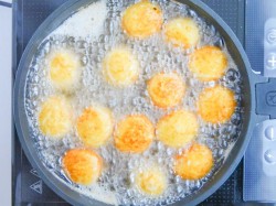 Сырные шарики на сковороде - шаг 9