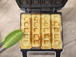 Сырные вафли в вафельнице - шаг 11