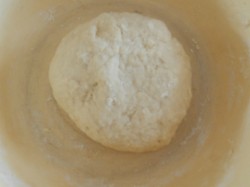 Слоеное дрожжевое тесто для булочек с сыром - шаг 4 Слоеное дрожжевое тесто для булочек с сыром - шаг 4