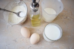 Тесто для блинов на кефире - шаг 1 Тесто для блинов на кефире - шаг 1