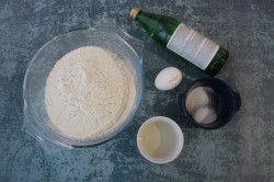 Тесто для чебуреков хрустящих на минералке - шаг 1 Тесто для чебуреков хрустящих на минералке - шаг 1