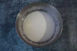 Тесто для чебуреков хрустящих на минералке - шаг 2 Тесто для чебуреков хрустящих на минералке - шаг 2