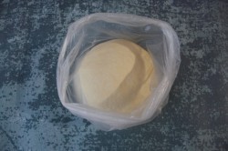 Тесто для чебуреков хрустящих на минералке - шаг 4 Тесто для чебуреков хрустящих на минералке - шаг 4