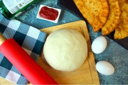 Тесто для чебуреков хрустящих на минералке - шаг 5 Тесто для чебуреков хрустящих на минералке - шаг 5