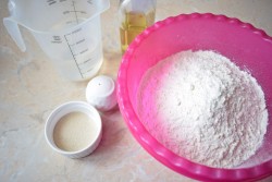 Тесто для пиццы в хлебопечке - шаг 1