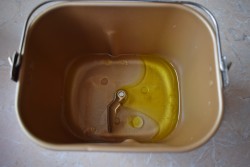 Тесто для пиццы в хлебопечке - шаг 2