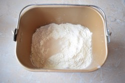 Тесто для пиццы в хлебопечке - шаг 3