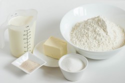 Тесто на булочки на сухих дрожжах - шаг 1 Тесто на булочки на сухих дрожжах - шаг 1