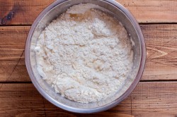 Тесто для чебуреков хрустящее на водке - шаг 5 Тесто для чебуреков хрустящее на водке - шаг 5