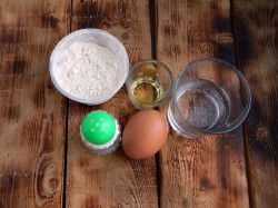 Тесто на минералке для пельменей - шаг 1 Тесто на минералке для пельменей - шаг 1