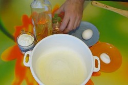 Тесто на вареники с яйцом - шаг 1 Тесто на вареники с яйцом - шаг 1