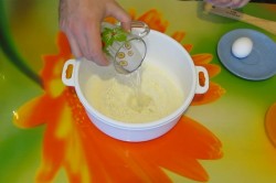 Тесто на вареники с яйцом - шаг 2 Тесто на вареники с яйцом - шаг 2