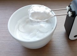 Торт ежик из бисквита домашний - шаг 9