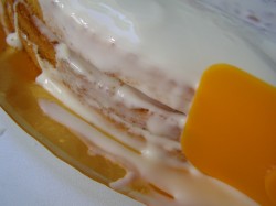 Торт из готовых бисквитных коржей со сгущенкой - шаг 12