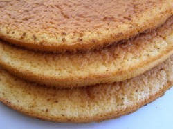 Торт из готовых бисквитных коржей со сгущенкой - шаг 1