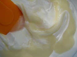 Торт из готовых бисквитных коржей со сгущенкой - шаг 2