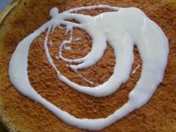 Торт из готовых бисквитных коржей со сгущенкой - шаг 3