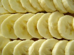 Торт из готовых бисквитных коржей со сгущенкой - шаг 4