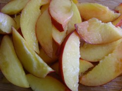 Торт из готовых бисквитных коржей со сгущенкой - шаг 7