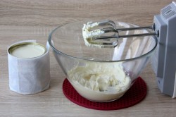 Торт из готовых коржей со сгущенкой - шаг 4 Торт из готовых коржей со сгущенкой - шаг 4