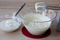 Торт из готовых коржей со сгущенкой - шаг 5 Торт из готовых коржей со сгущенкой - шаг 5