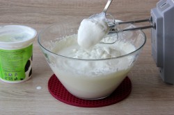 Торт из готовых коржей со сгущенкой - шаг 6 Торт из готовых коржей со сгущенкой - шаг 6