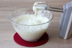 Торт из готовых коржей со сгущенкой - шаг 7 Торт из готовых коржей со сгущенкой - шаг 7