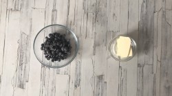 Торт из рыбок со сгущенкой и сметаной в шоколадной глазури - шаг 8 Торт из рыбок со сгущенкой и сметаной в шоколадной глазури - шаг 8