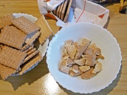 Торт из печенья сметаны и бананов без выпечки - шаг 3 Торт из печенья сметаны и бананов без выпечки - шаг 3